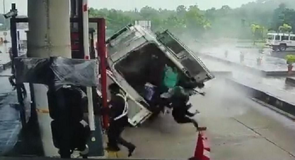 Choque de ambulancia con paciente contra peaje en India, foto captura video NA
