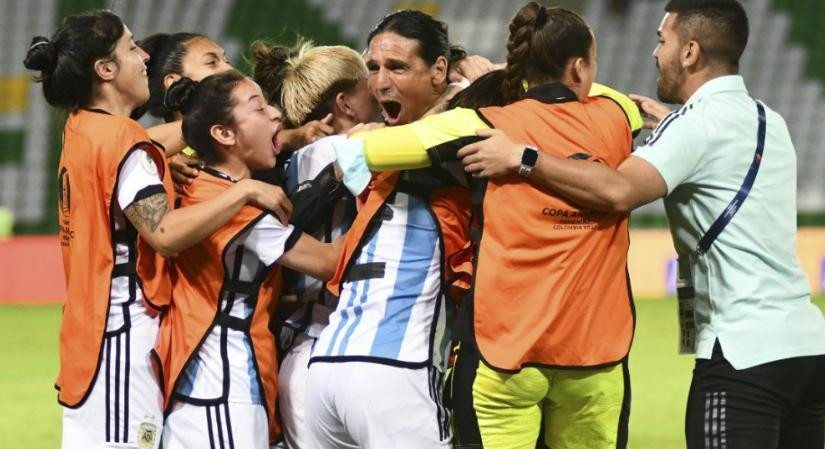 Todo el equipo festeja la clasificación para Argentina. Foto: NA.