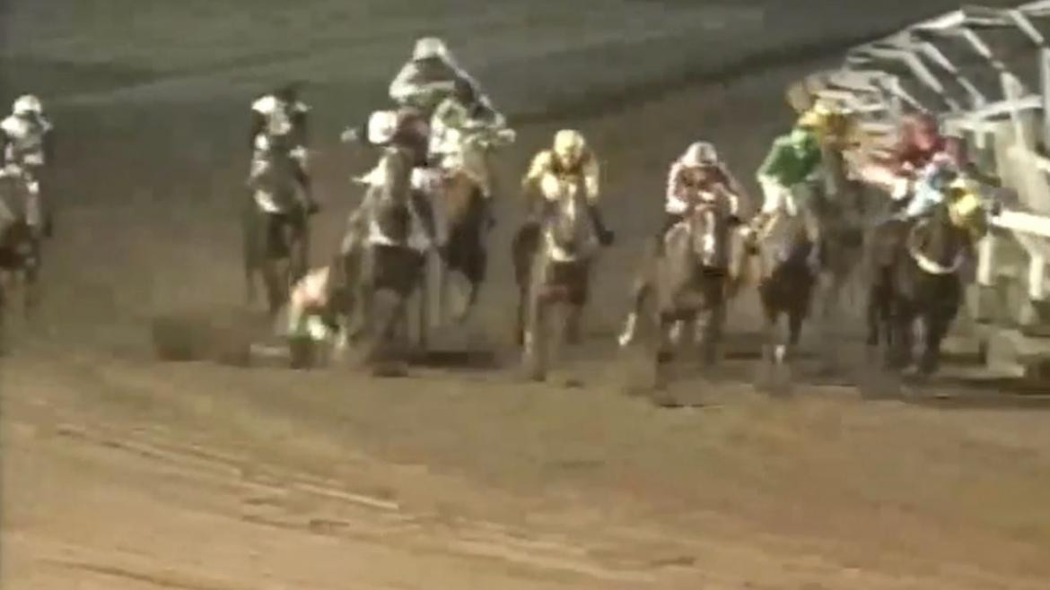 Caída de jockey en La Plata. Foto: captura de video.