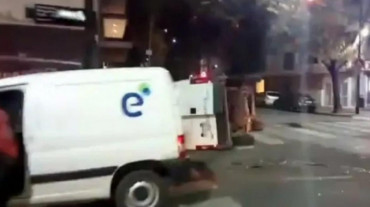 Volcó una ambulancia en Palermo tras chocar con una camioneta: hay heridos