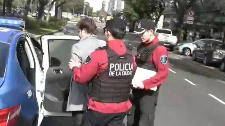 Detención de un conductor que quiso atravesar un piquete en la 9 de julio. Foto: Captura de video.