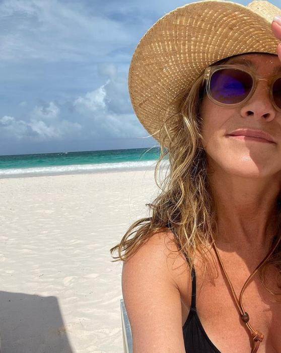 Jennifer Aniston posando en la playa. Foto: Instagram/jenniferaniston