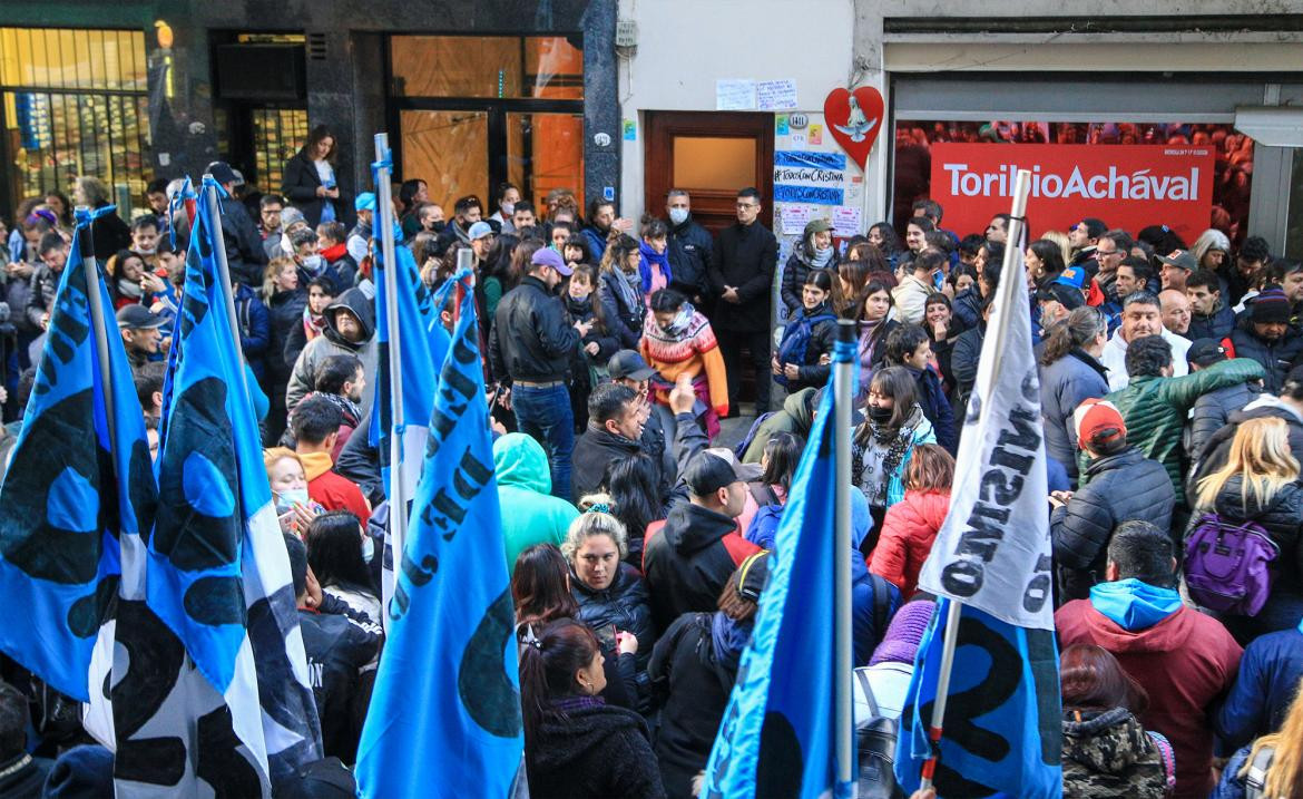 Manifestantes frente a domicilio de Cristina Kirchner, NA