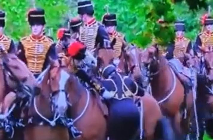 No lograba subirse al caballo. Foto: captura de video.