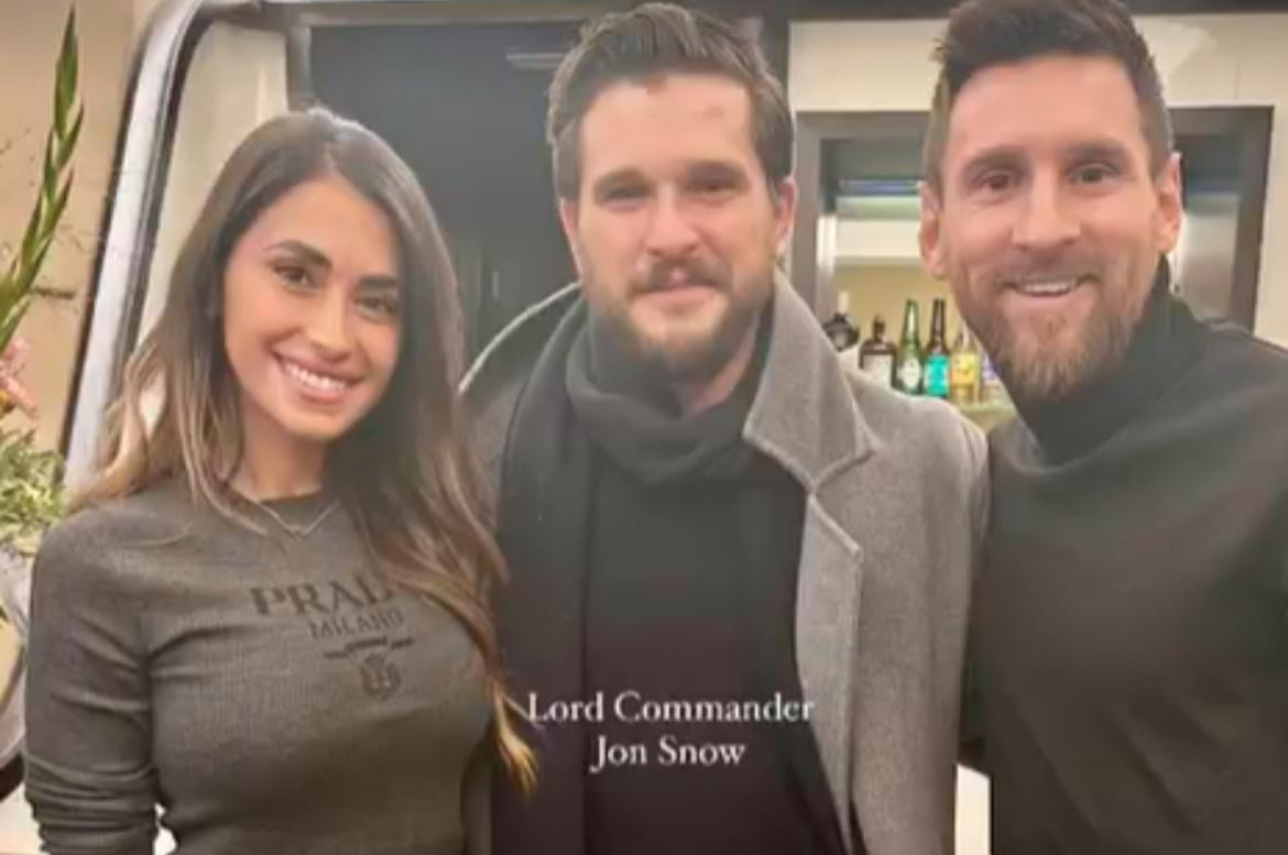 Antonela Roccuzzo con Leo Messi y Lord Commander. Foto: Instagram/antonelaroccuzzo