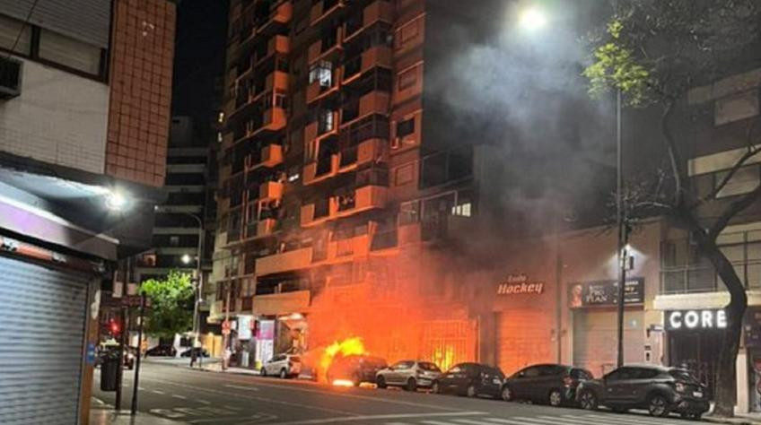 Ataque de quemacoches en Palermo. Foto: NA.