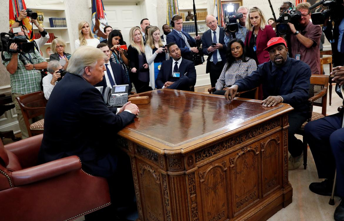 El rappero Kanye West hablando con Donald Trump en la Casa Blanca. Foto: Reuters.
