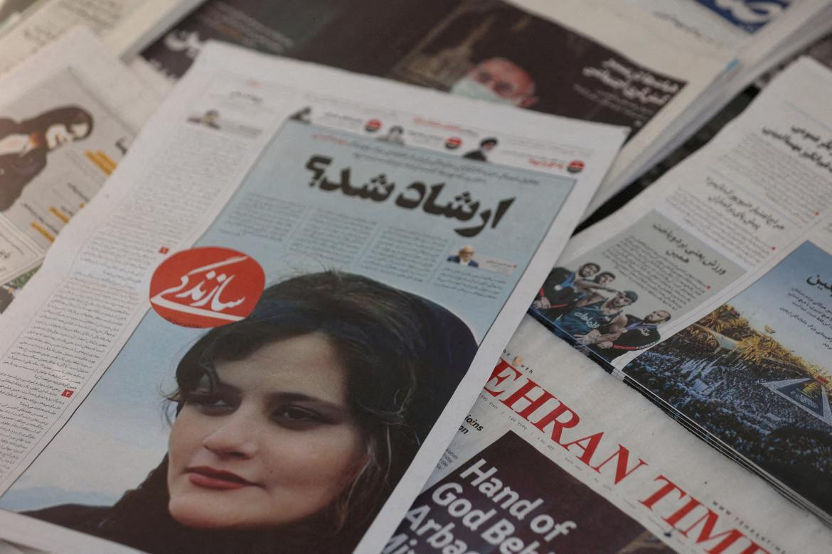 Diarios con la imagen de Mahsa Amini_Reuters