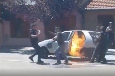 Prendió fuego su auto en un control vehicular. Foto: captura de video.