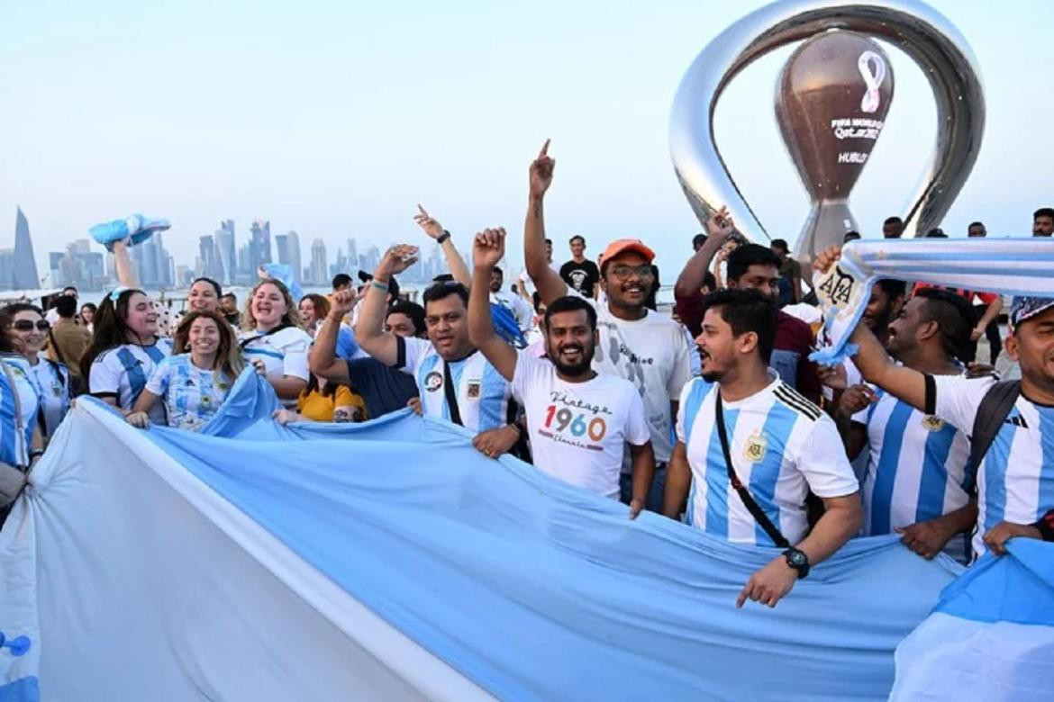 Primer banderazo de hinchas argentinos en Qatar. Foto: NA.