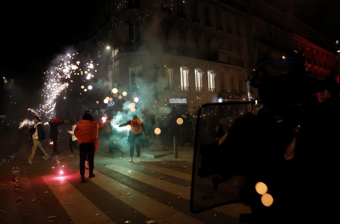 Disturbios en París 1; triunfo de Marruecos sobre Portugal. Foto: Reuters.