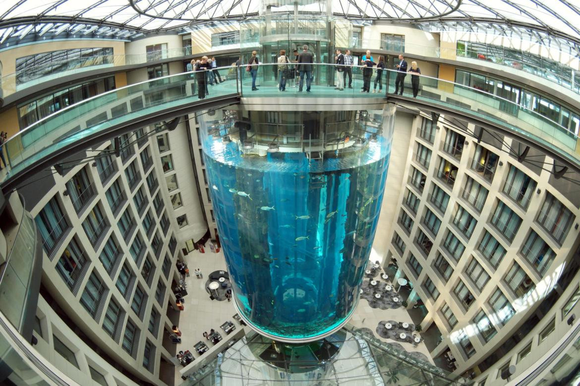 Explotó el acuario cilíndrico más grande del mundo en Berlín_Reuters
