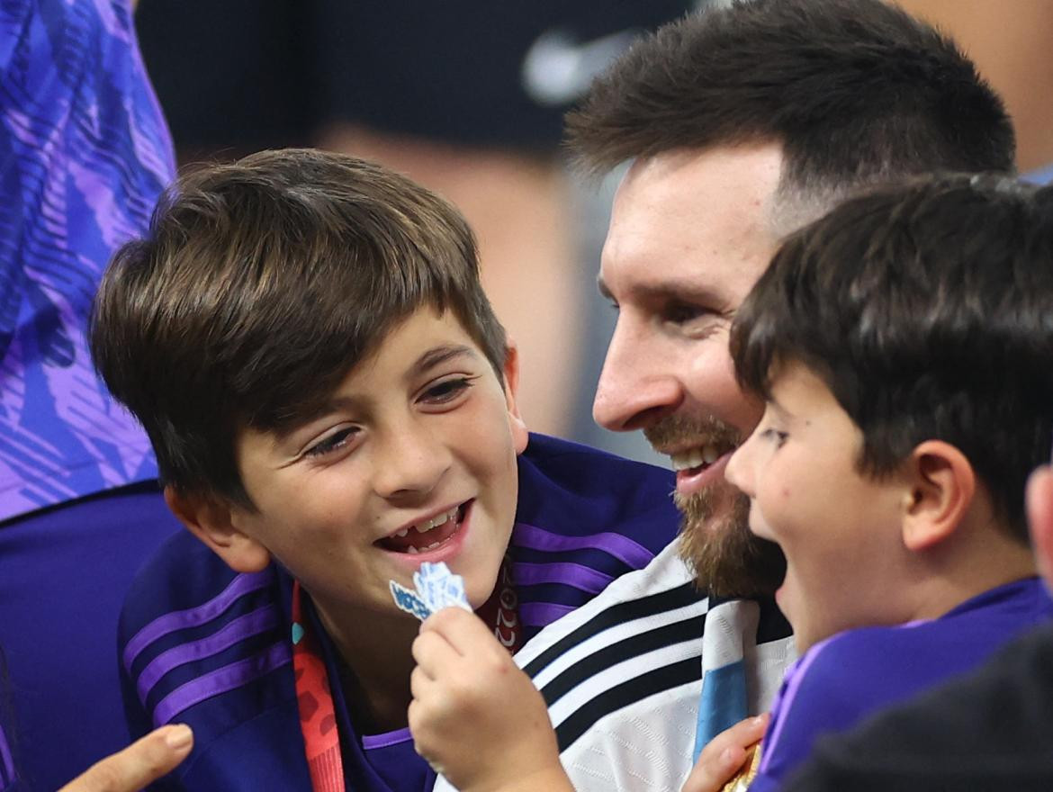 Lionel Messi junto a Thiago y Mateo. Foto: REUTERS.