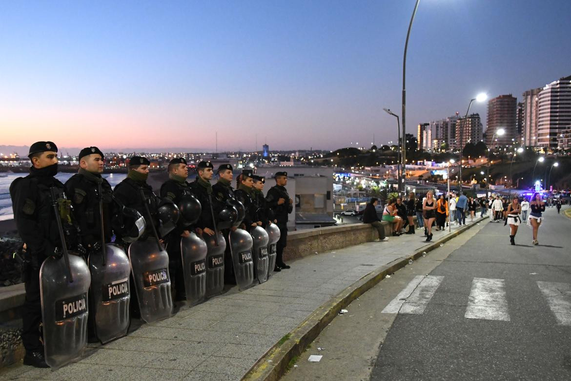 Efectivos policiales en la Costa Atlántica. Foto: Télam.