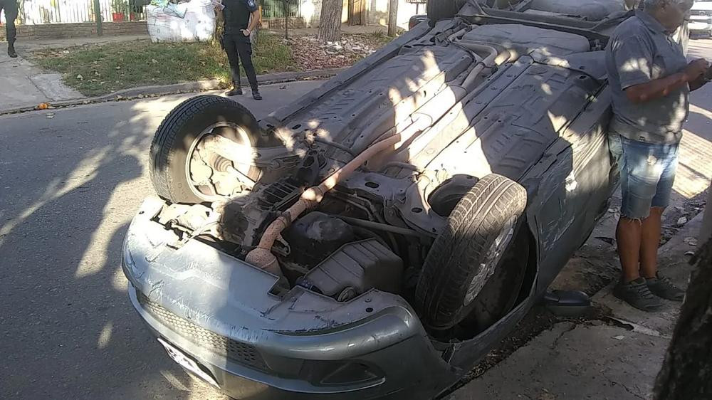 Un Fiat Siena fue protagonista tras chocar contra el auto de los ladrones. Foto: Policía Bonaerense.