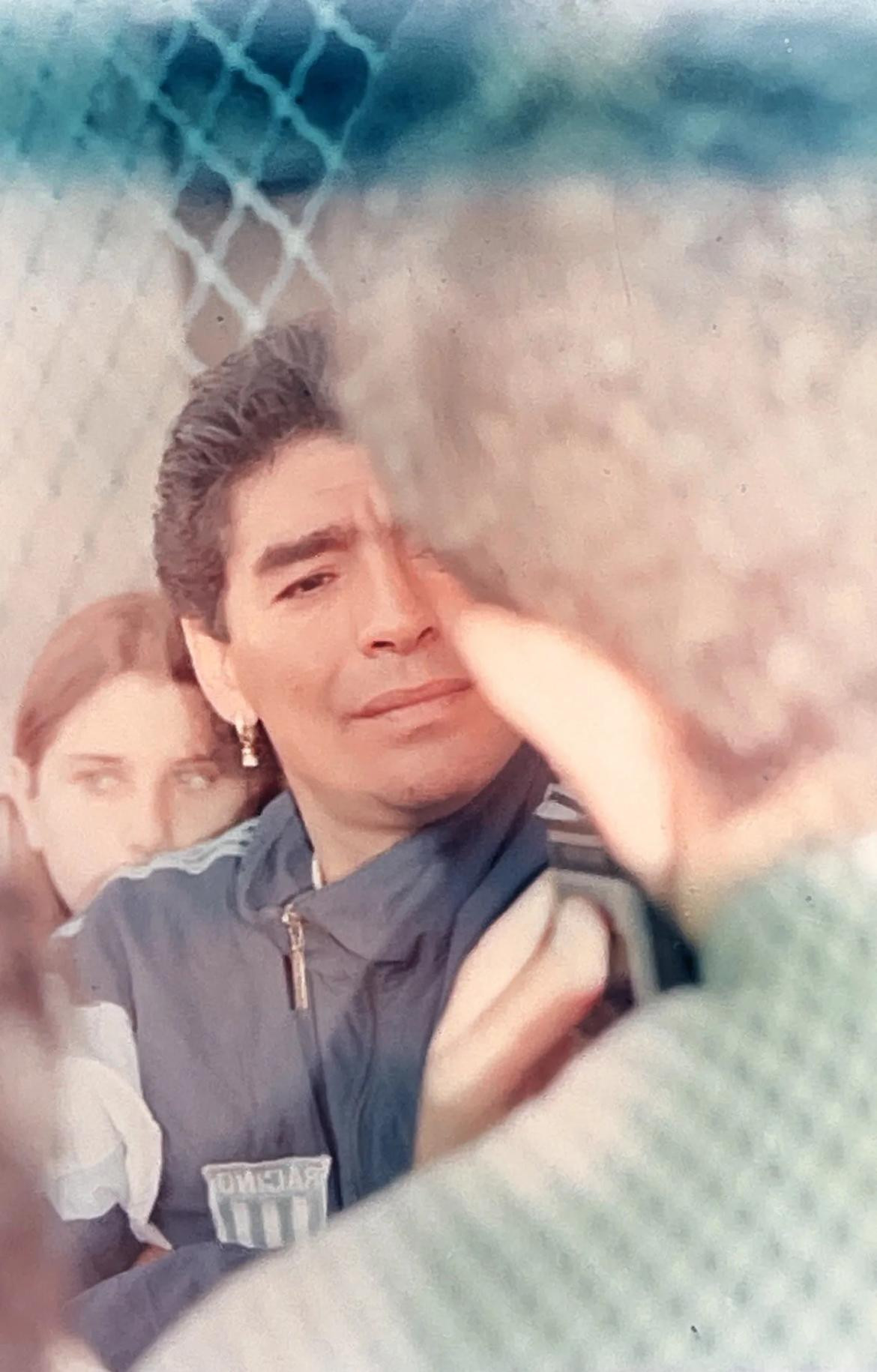 Diego Maradona con indumentaria de Racing 1. Foto: Daniela DAdamo.