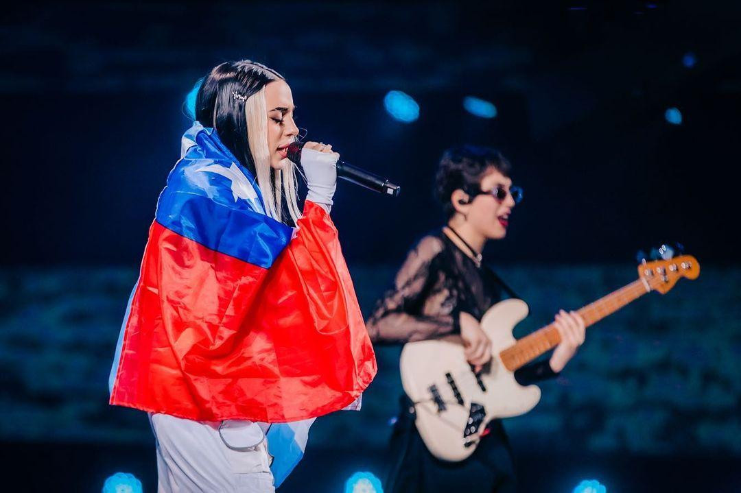 Nicki con la bandera de Chile y de Argentina puesta. Foto Instagram @nickinicole.