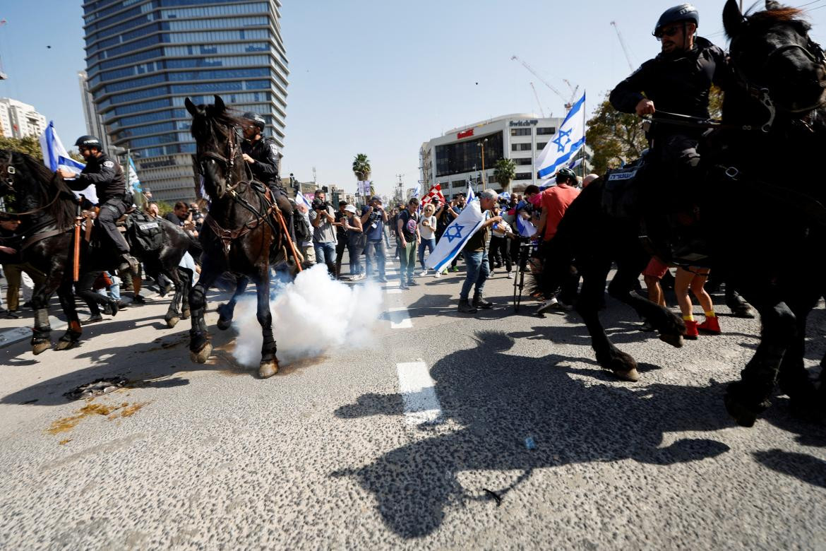 La policía montada reprime las manifestaciones. Foto Reuters.