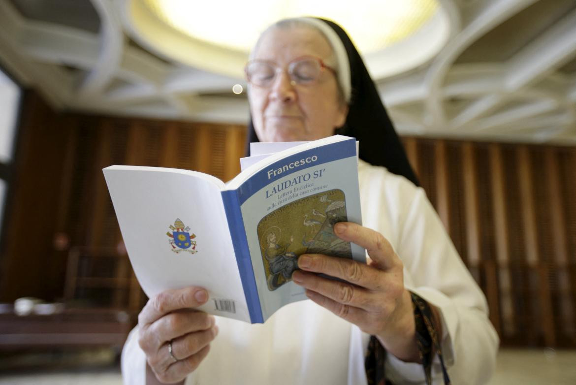 Una monja leyendo Laudato si. Foto Reuters.