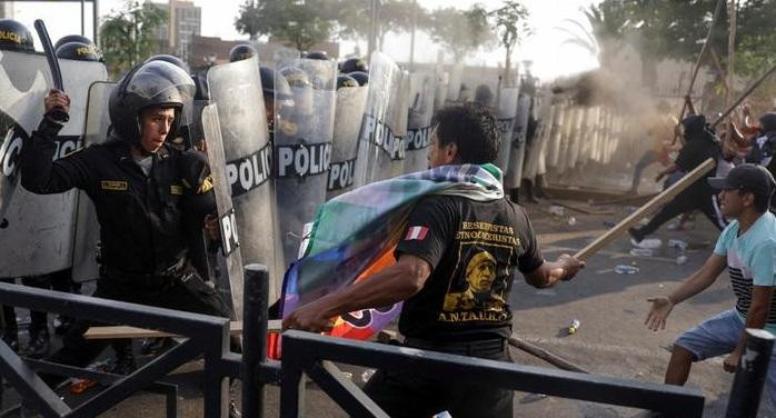 Incidentes entre la Policía y manifestantes en Perú. Foto: REUTERS.