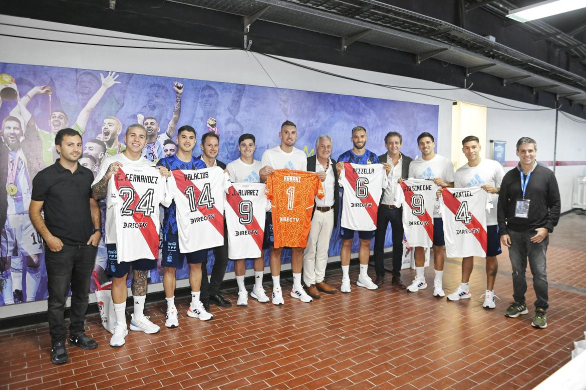 Los futbolistas agasajados por la dirigencia del Millonario. Foto: Twitter @RiverPlate.