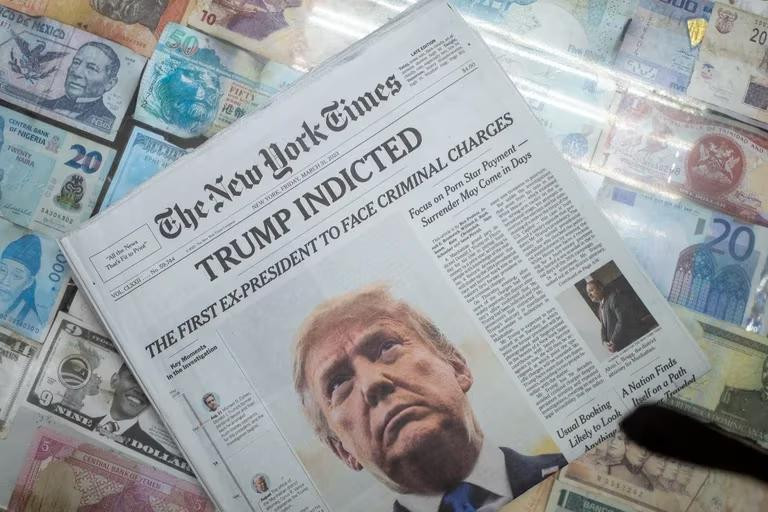 The New York Times en un quiosco después de la acusación del expresidente de Estados Unidos Donald Trump