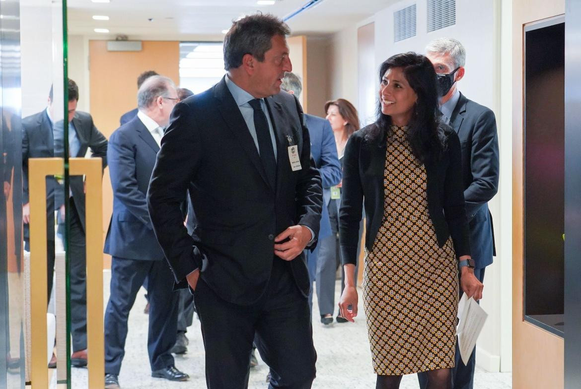 Sergio Massa junto a Gita Gopinath, Subdirectora Gerenta del Fondo Monetario Internacional (FMI). Foto: Prensa.