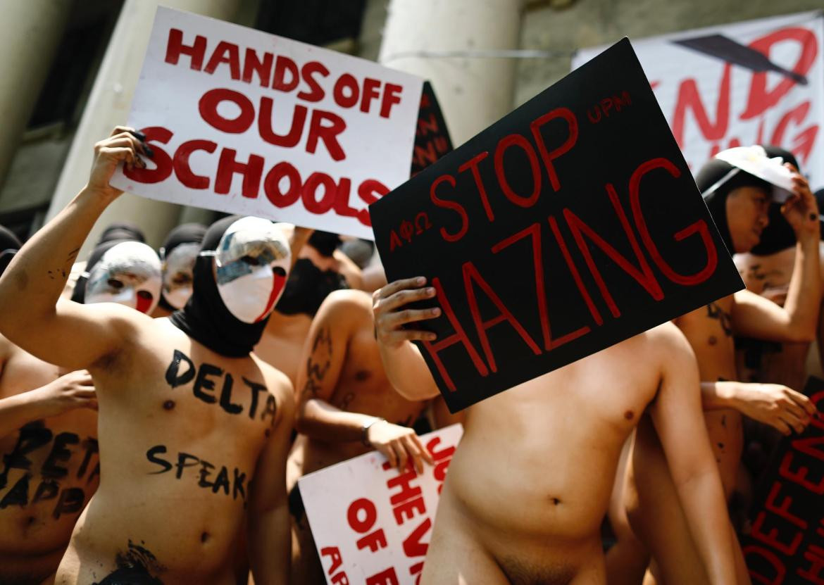 Estudiantes desnudos protestaron contra ritos de iniciación. Foto: EFE. 