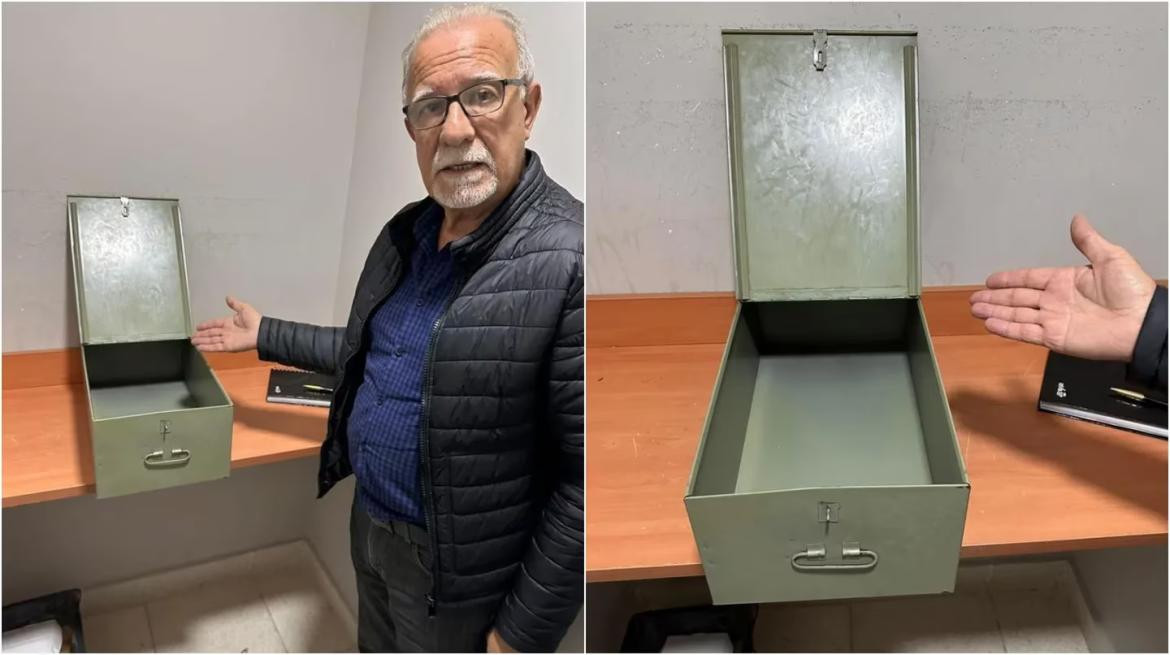 El presidente de Los Andes, Omar Plaini, muestra que no hay nada en la caja de seguridad del banco. Foto: Twitter Los Andes