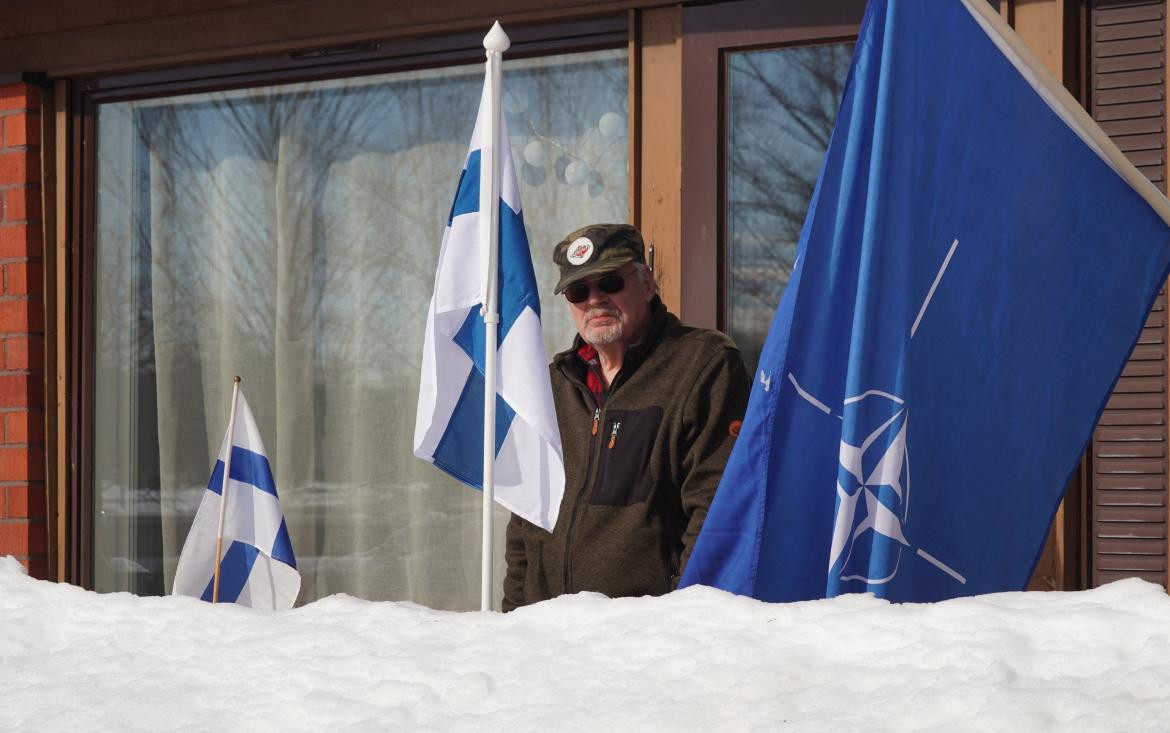 Ingeniero de combate finlandés retirado Ilkka Lansivaara posa con una bandera de la OTAN mientras Finlandia se convierte en miembro de la OTAN en Virolahti Finlandia Reuters
