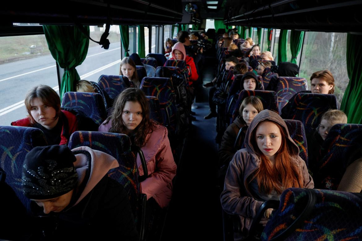 Niños volviendo a Ucrania después de ser deportados ilegalmente por Rusia. Foto: Reuters.