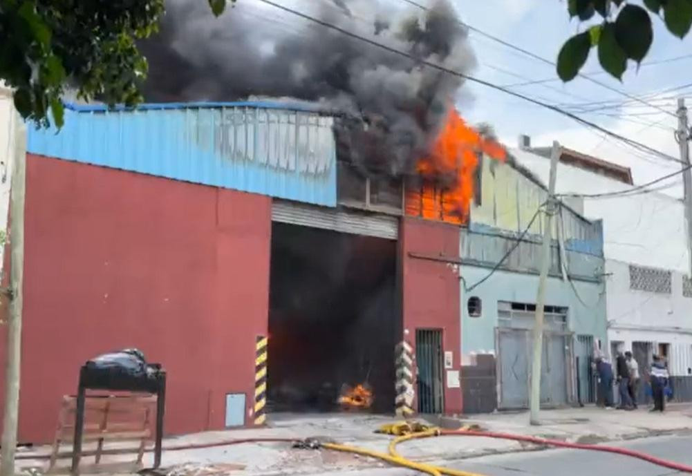 Voraz incendio en Ramos Mejía. foto captura de video Twitter @HugoPalamara	