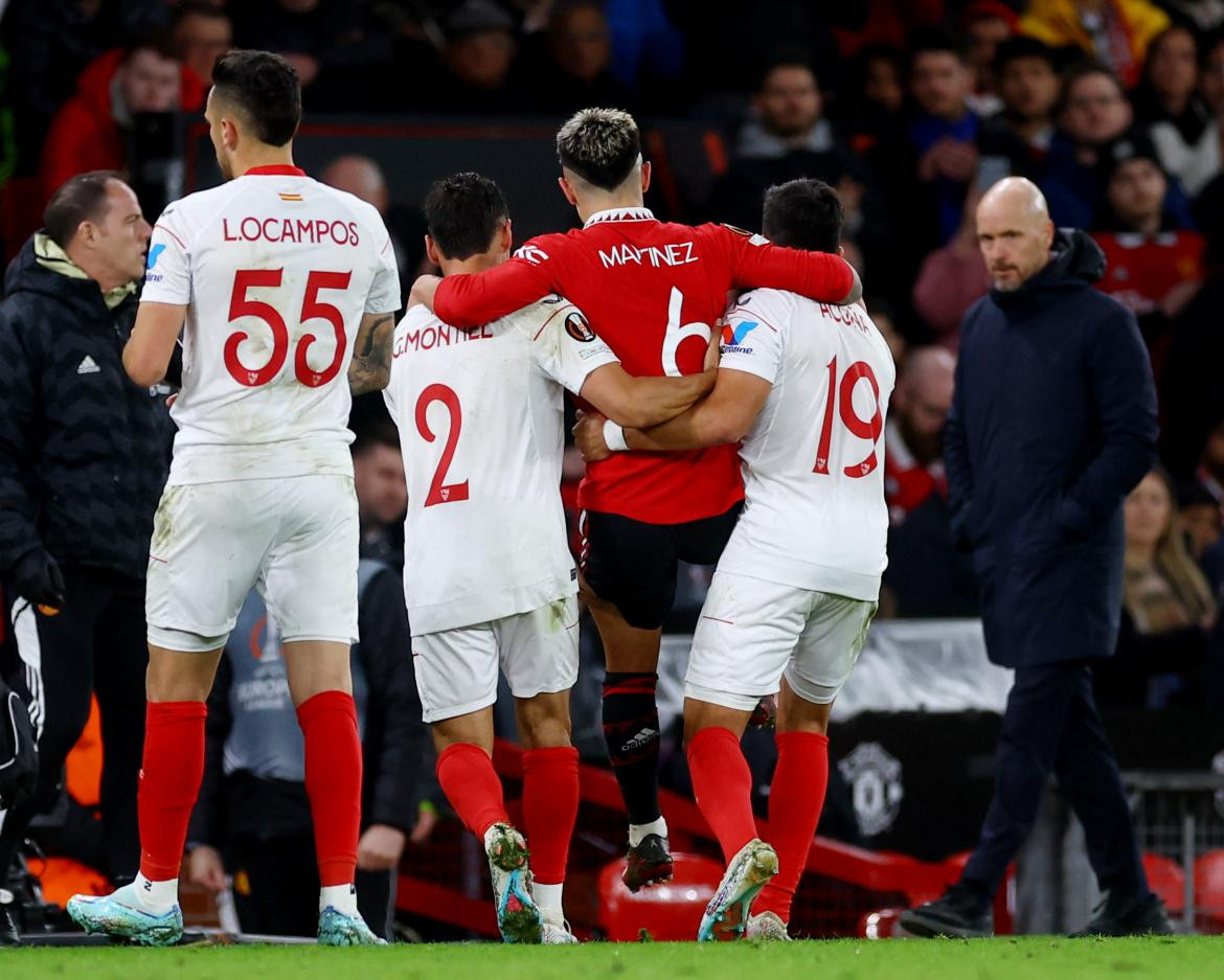 Lesión de Lisandro Martínez; Manchester United vs. Sevilla. Foto: Reuters.