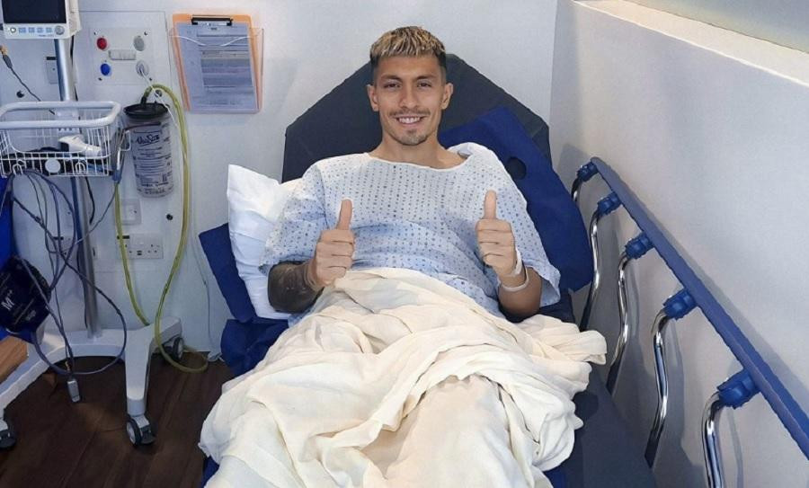 Lisandro Martínez subió una foto desde el hospital luego de ser operado. (Foto: Instagram @lisandromartinezzz)
