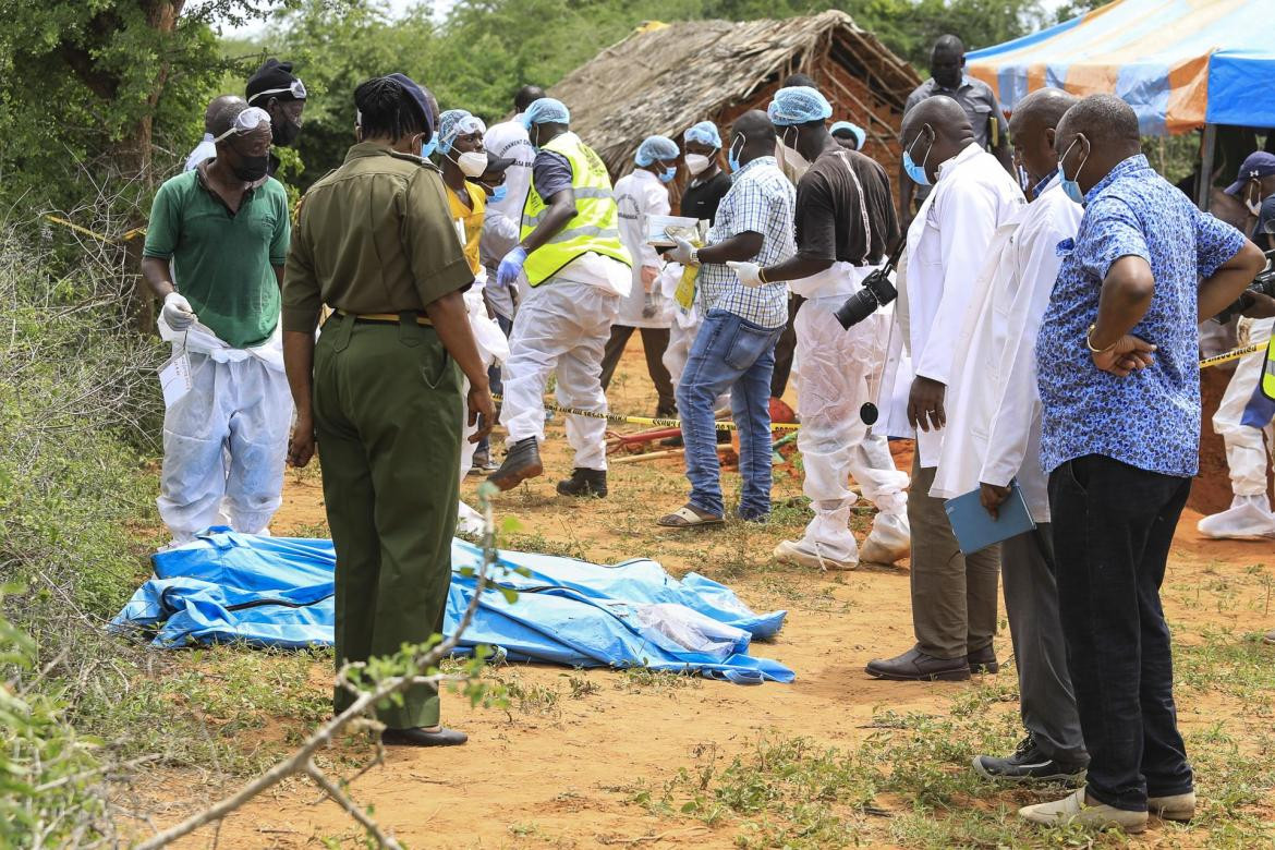 Exhumaron cuerpos de miembros de secta religiosa. Foto: EFE.