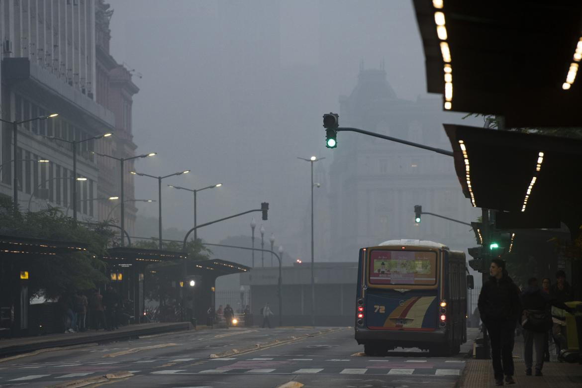 El humo y el olor a quemado invaden la ciudad. Foto: Télam. 