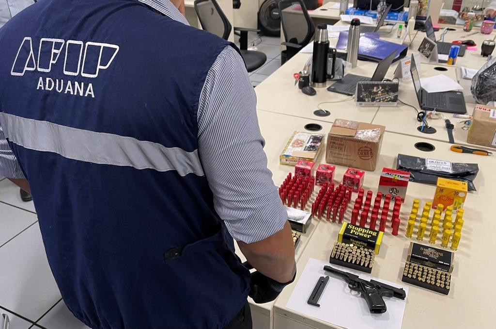 Aduana evitó el contrabando de municiones y armas de fuego en la frontera cerca de Misiones