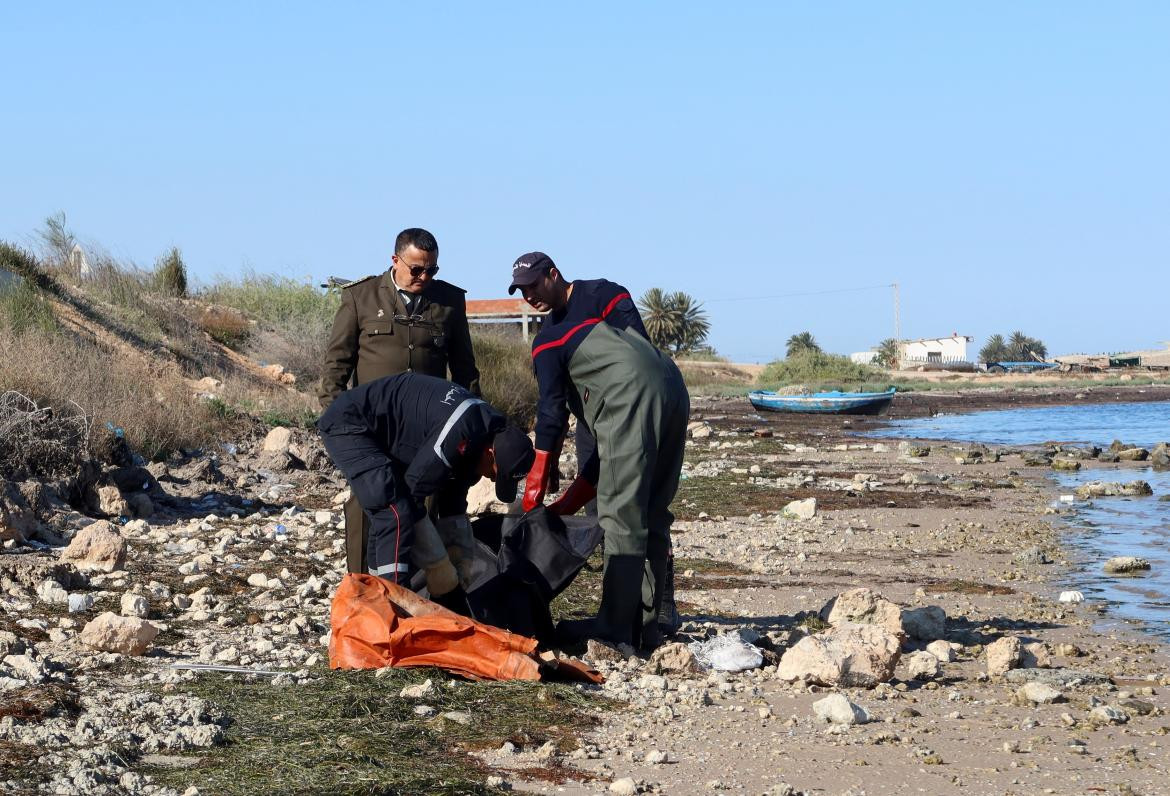 Cadáveres que llegaron a la costa de Túnez. Foto: Reuters. 