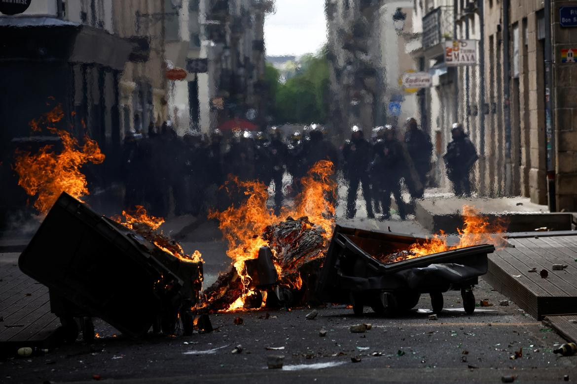 Barricadas en París el Día del trabajador. Foto: Reuters.