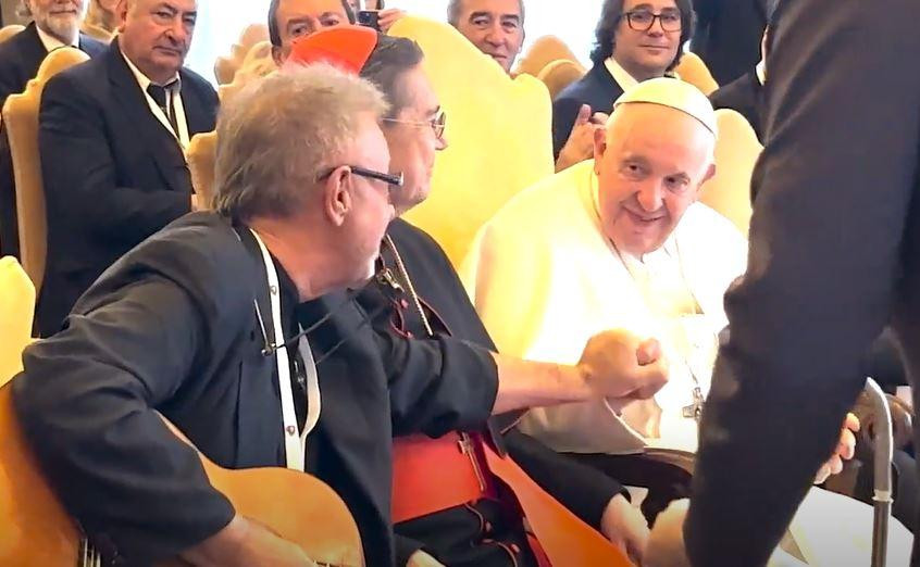 El saludo entre el papa Francisco y León Gieco. Foto: captura de video.