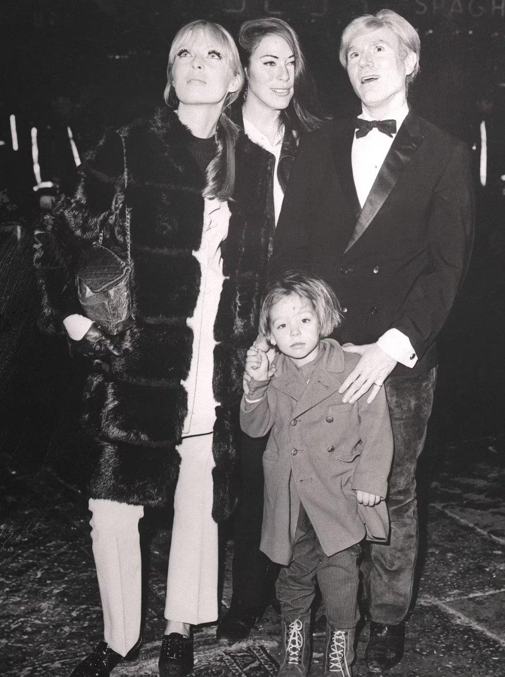 El niño con la cantante Nico, y en la foto también aparece Andy Warhol, amigo de ella. Foto Twitter @ay_lola.