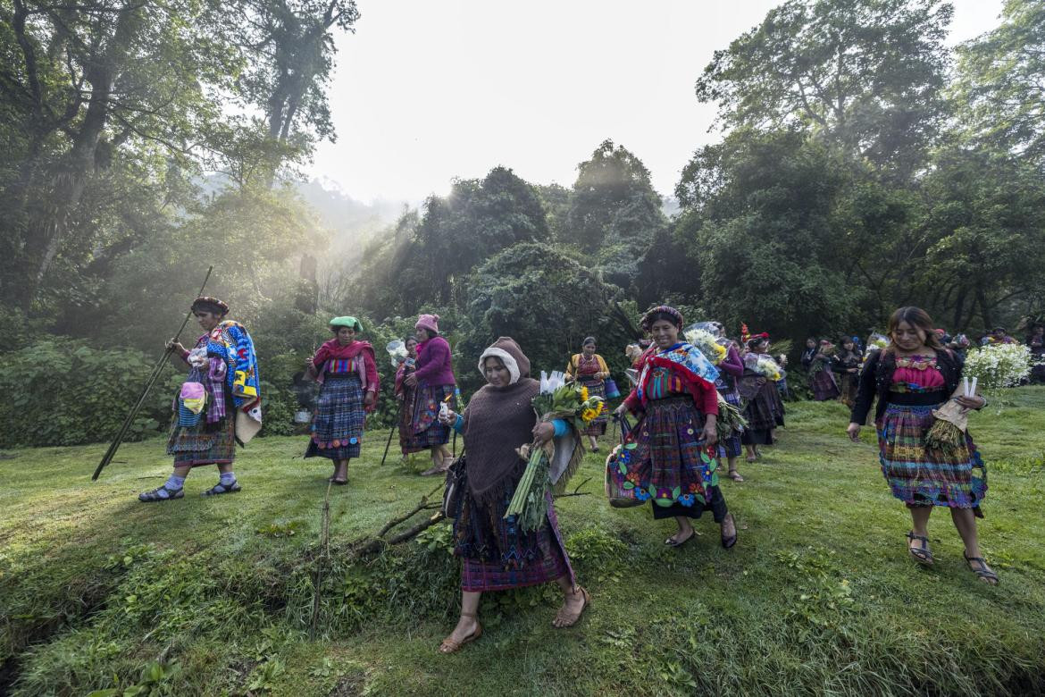 Indígenas hacen ofrenda en agradecimiento. Foto: EFE.