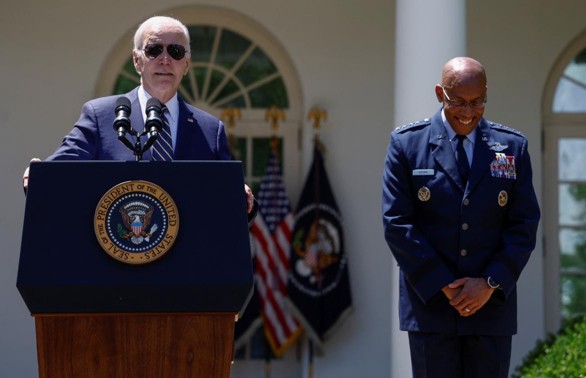Joe Biden junto a Charles Brown Jr. Foto: REUTERS. 
