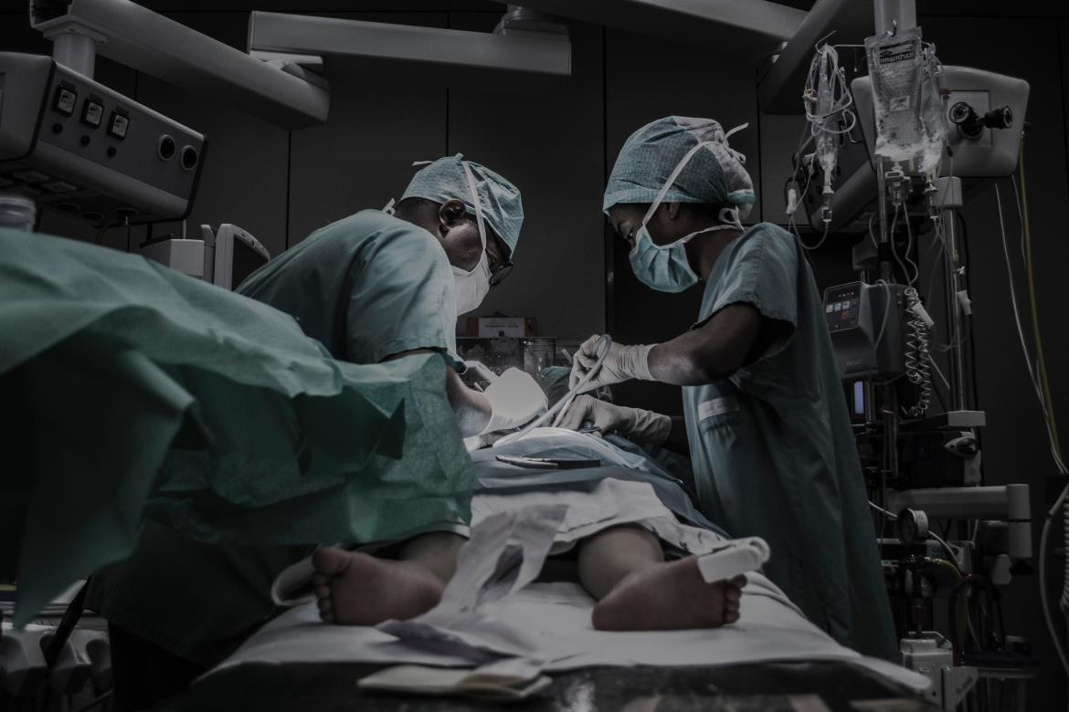 Médicos realizando operación. Foto: Unsplash