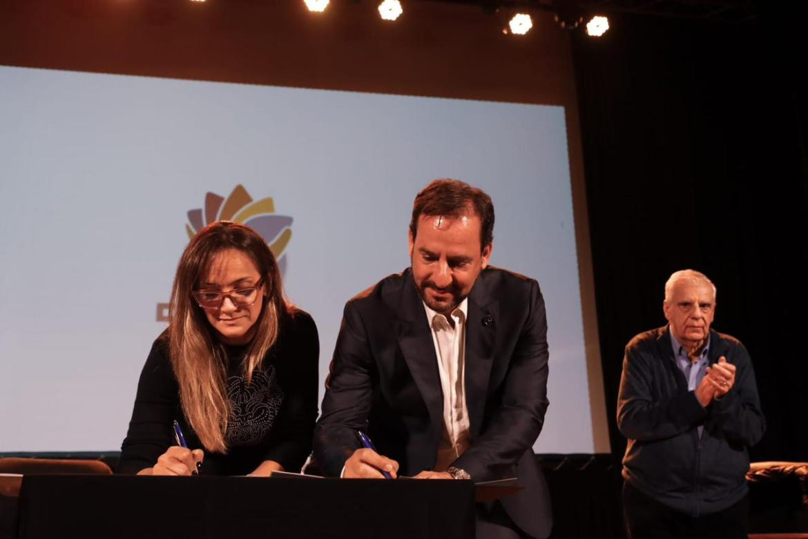 Malena Galmarini junto a Ariel Sujarchuk y José Luis Lingeri, anunciaron la construcción de la nueva Planta Depuradora Escobar