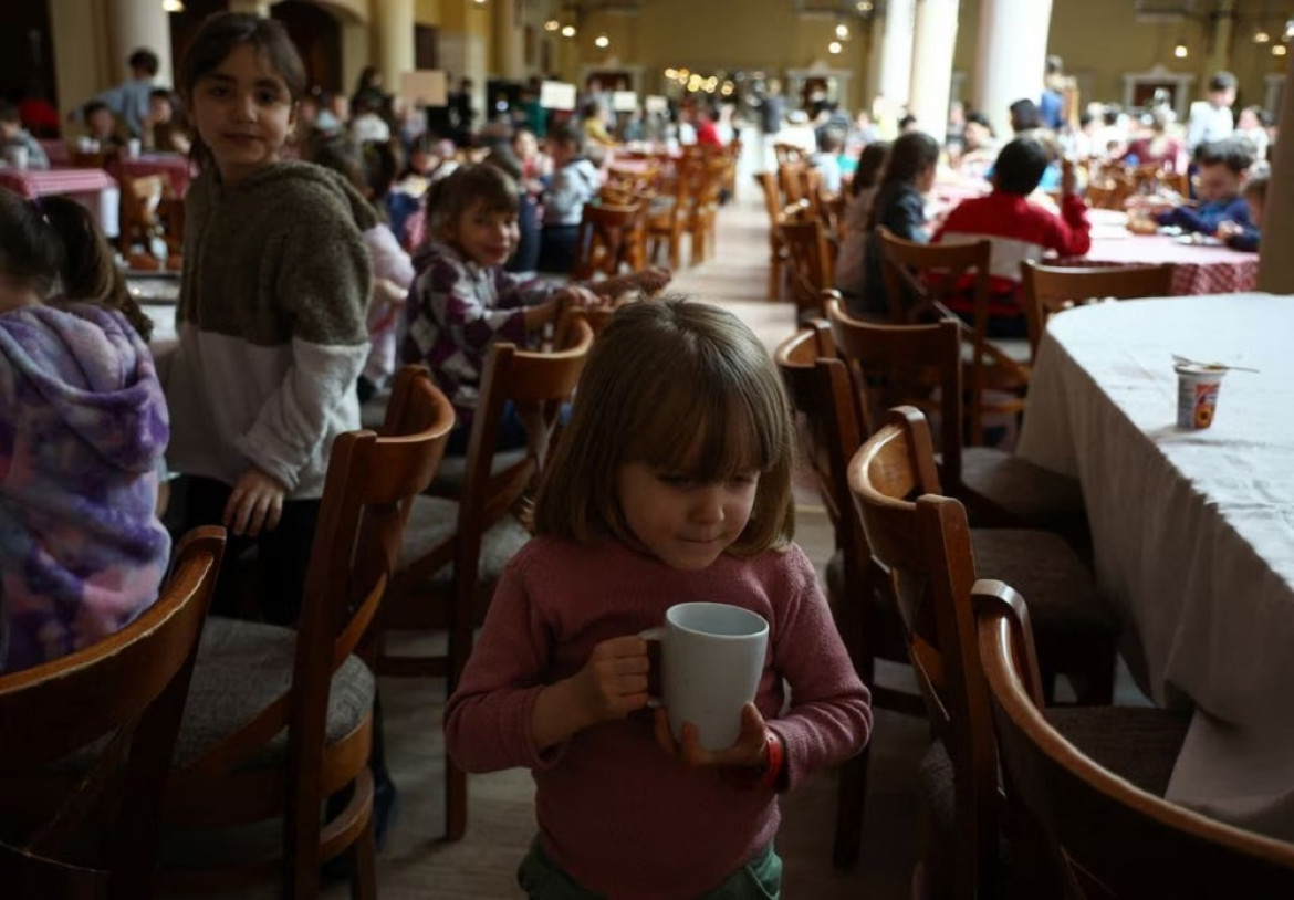 Niños evacuados en Ucrania por la guerra. Foto: Reuters.