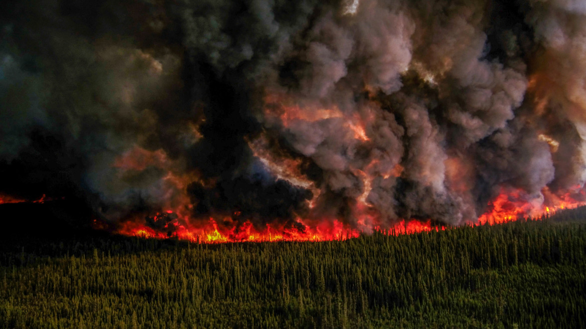 Humo elevándose del incendio forestal Donnie Creek Complex al sur de Fort Nelson. Foto: Reuters