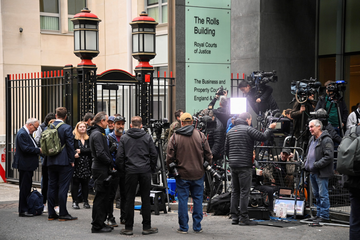 Los medios de comunicación británicos cubrieron la llegada del Príncipe Harry al Tribunal Superior de Londres. Fuente: Reuters.