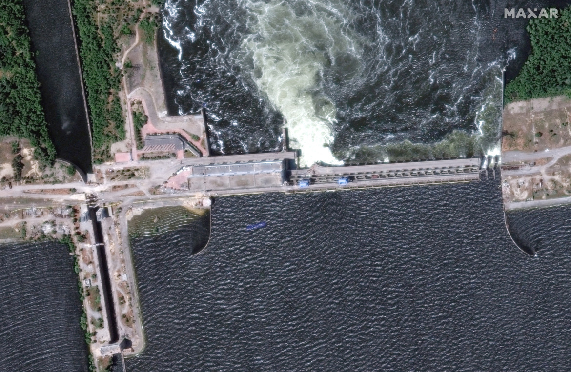 Vista general de la presa Nova Kajovka, en la ciudad de Jersón. Fuente: Reuters.