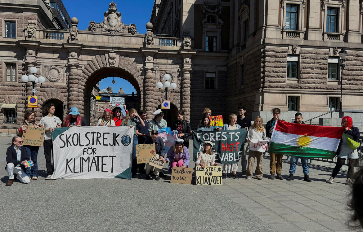 Greta Thunberg junto a otros activistas climáticos en el parlamento de Estocolmo. Foto: Reuters.